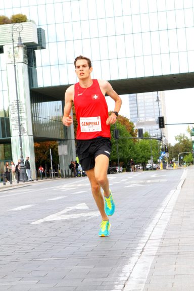 Elias Gemperli, auch bekannt als swisstrainrunner, ist ein erfahrener Langstrecken- und Marathonläufer. Erfahren Sie mehr über seine Leidens