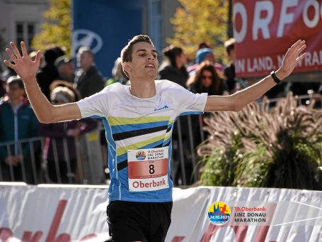 Elias Gemperli, auch bekannt als swisstrainrunner, ist ein erfahrener Langstrecken- und Marathonläufer. Erfahren Sie mehr über seine Leidenschaft für das Laufen und seine Erfolge.