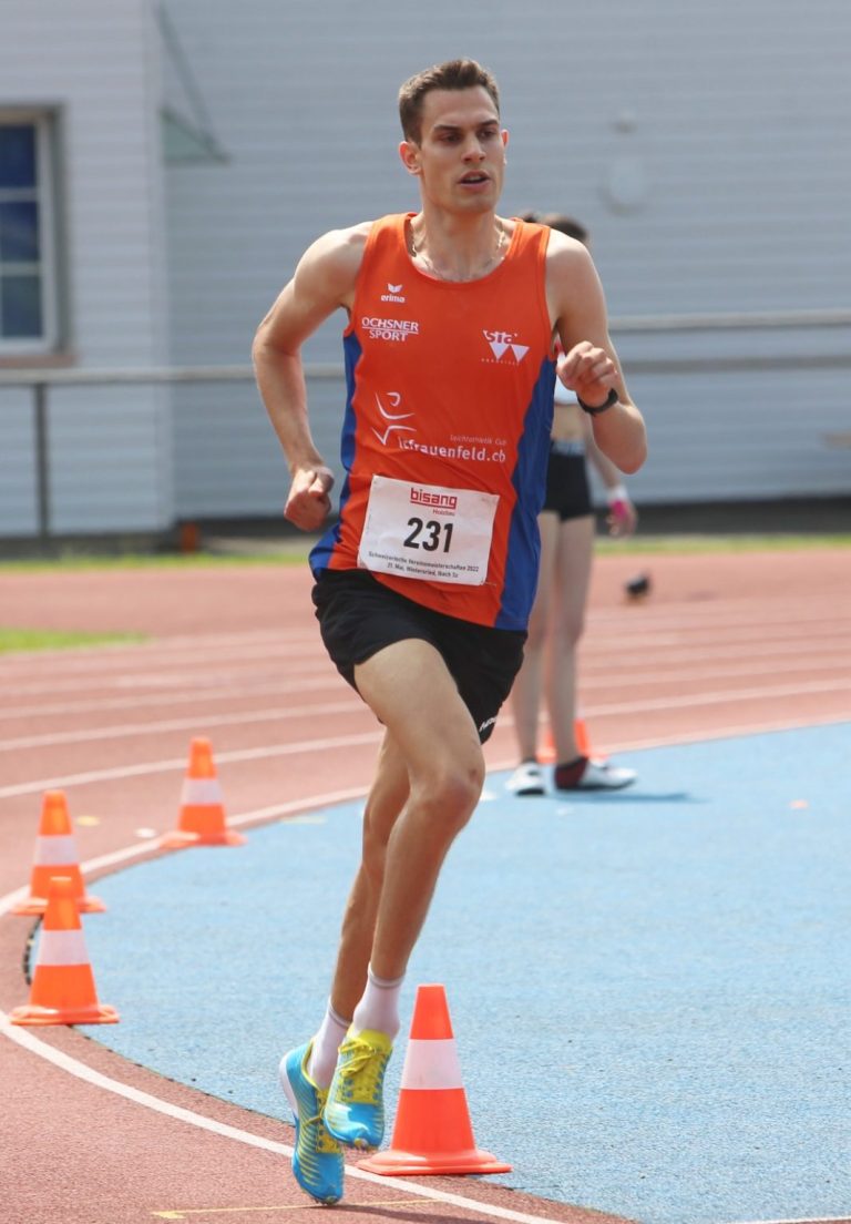 Elias Gemperli, auch bekannt als swisstrainrunner, ist ein erfahrener Langstrecken- und Marathonläufer. Erfahren Sie mehr über seine Leidenschaft für das Laufen und seine Erfolge.